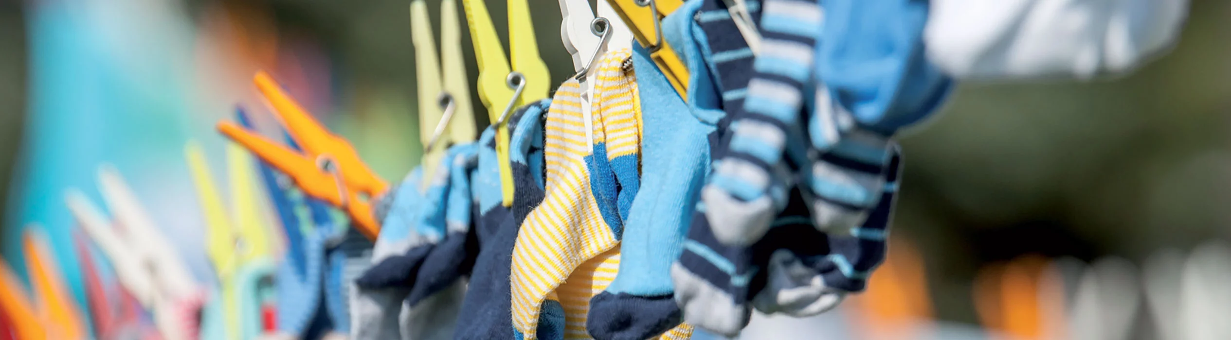 Kinderkleidung hängt auf einer Wäscheleine